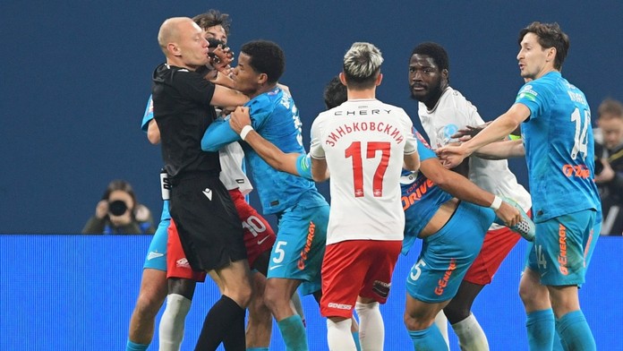 VIDEO: Hromadná futbalová bitka v Rusku priniesla až šesť vylúčení. Zapojený bol aj rozhodca