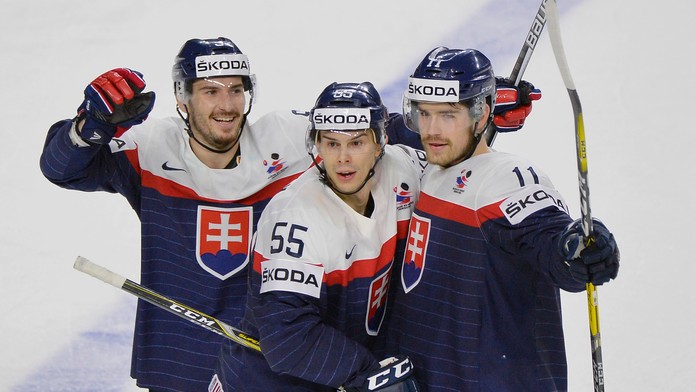 Na snímke hráči Slovenska sprava Peter Čerešňák, Mário Bližňák a  Dávid Skokan oslavujú víťazstvo.