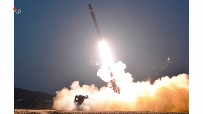 Severná Kórea odpálila dve balistické rakety. Varuje, že premení Tichý oceán na strelnicu