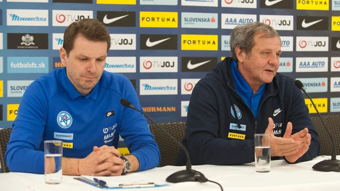 Tréner reprezentácie Ján Kozák a vľavo asistent Štefan Tarkovič počas tlačovej konferencie pred odchodom do SAE.