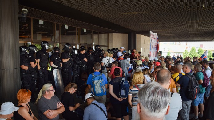 Protest pred NR SR