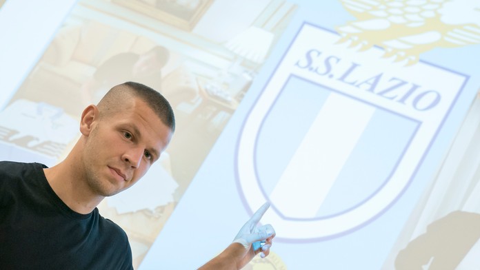 Denis Vavro počas tlačovej konferencie po prestupe do Lazia Rím, vľavo jeho agent Martin Petráš.