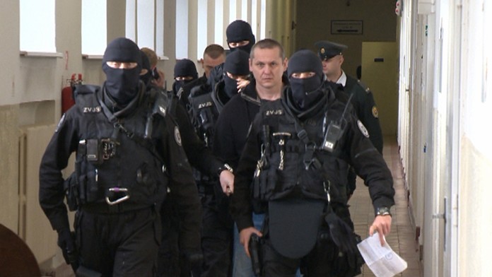 Členovia tzv. bankomatovej mafie na súde.