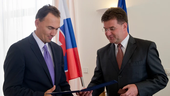 Minister zahraničných vecí Miroslav Lajčák odovzdal Zlatú plaketu za šírenie dobrého mena Slovenska v zahraničí Miroslavovi Šata