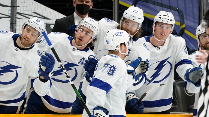 Erik Černák sa teší z gólu proti Nashvillu Predators.