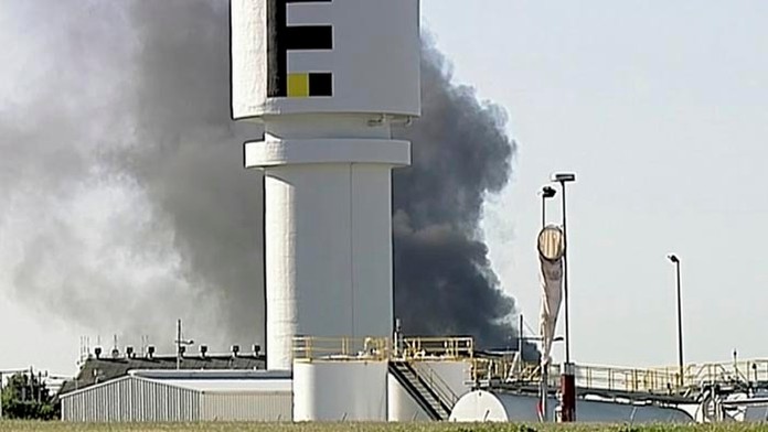 Lietadlo spadlo na nákupné centrum v Melbourne.