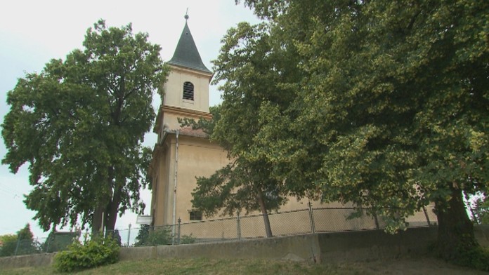 Materiálne škody po búrke v Dombressone  na severozápade Švajčiarska.