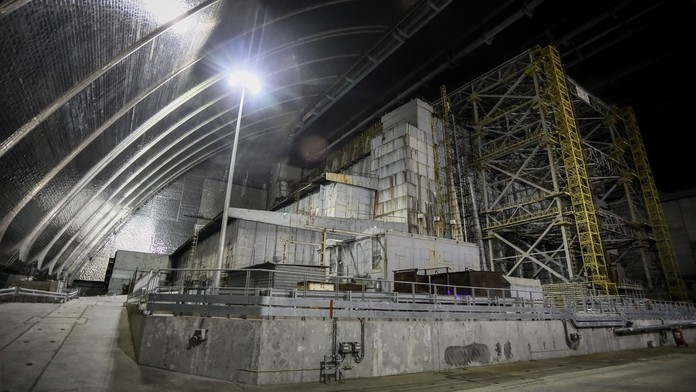 Černobyľský reaktor pod sarkofágom..jpg