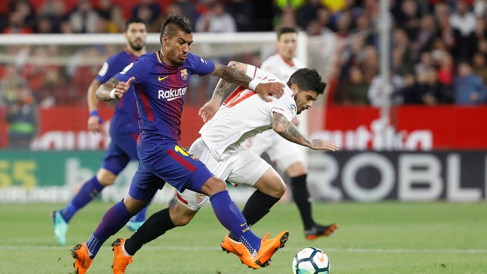 Paulinho Bezerra (Barcelona) v súboji s Banegom.