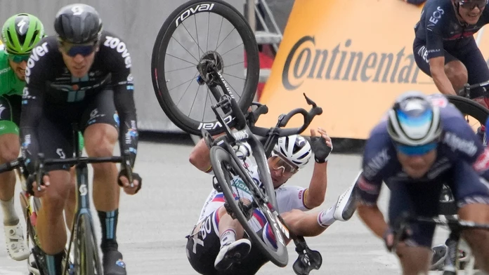 Peter Sagan po kolízii s Ewanom.