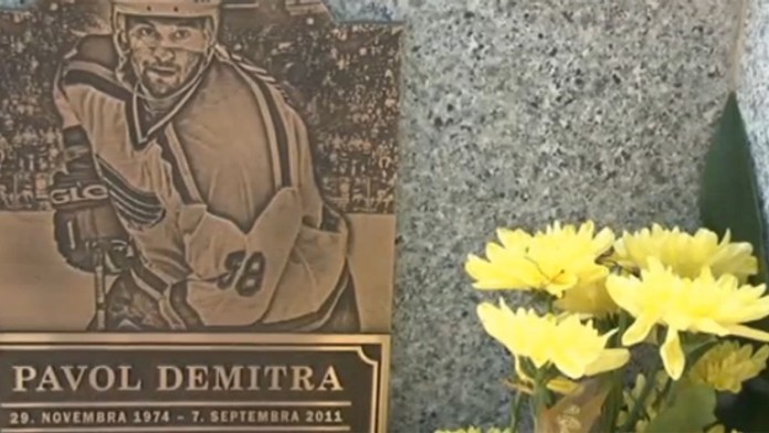 Pavol Demitra - broznový reliéf na hrobe