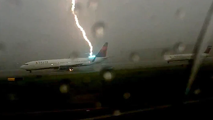 PLANE_3413422b.jpg