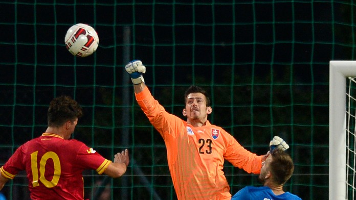 Brankár Slovenska Martin Dúbravka a hráč Čiernej Hory Marko Bakič v prípravnom zápase Slovensko - Čierna Hora