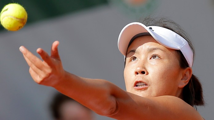 Čínska tenistka Šuaj Pcheng podáva v zápase 1. kola proti Rumunke Sorane Cirsteovej na turnaji Roland Garros 2017.