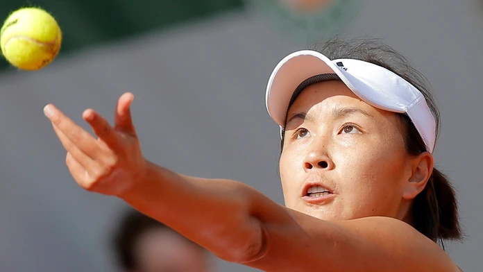 Čínska tenistka Šuaj Pcheng podáva v zápase 1. kola proti Rumunke Sorane Cirsteovej na turnaji Roland Garros 2017.