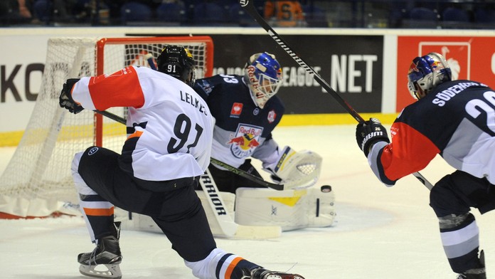 Na snímke vľavo hráč Košíc Richard Lelkes pred brankárom Mníchova Dannym Aus den Birkenom