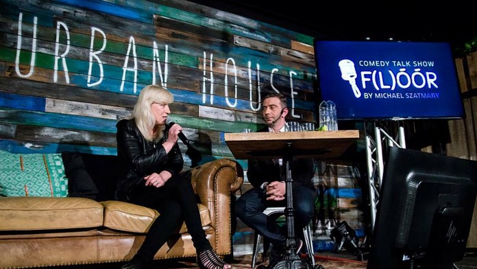 Na snímke vľavo hráč Kanady Tyler Ennis oslavuje svoj gól