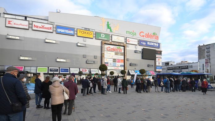 Mobilné očkovanie pred obchodným centrom v Košiciach 9. novembra 2021.