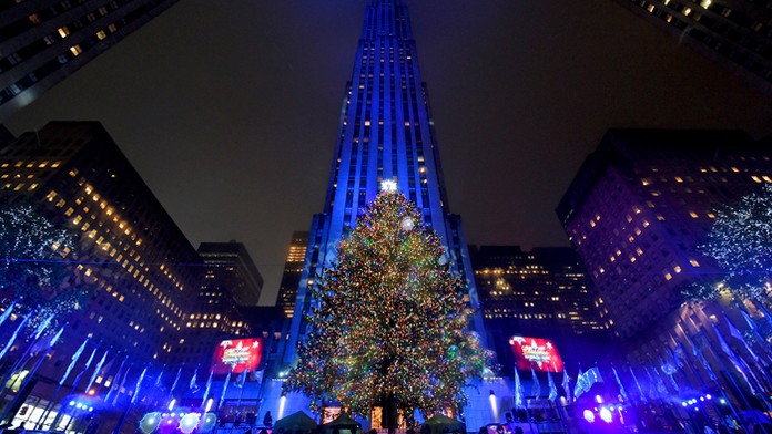 Newyorský starosta rozsvietil vianočný stromček v Rockefellerovom centre.