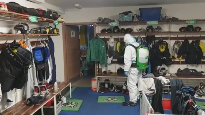 Zľava Matt Mistele (Banská Bystrica) a T.J. Melancon (Zvolen).