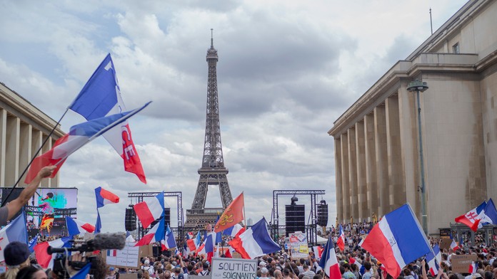 Tisíce ľudí sa zhromaždili neďaleko Eiffelovej veže počas protestu.