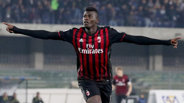 M'Baye Niang z AC Milána sa raduje z gólu.