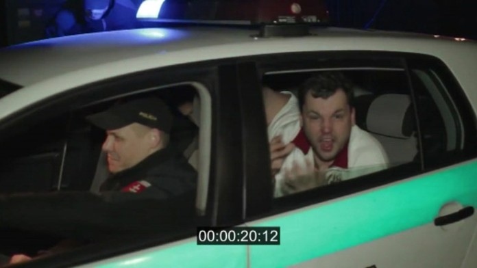 Policajne auto v Rakbyho klipe.