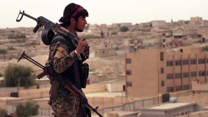 Bojovník Sýrskych demokratických síl.