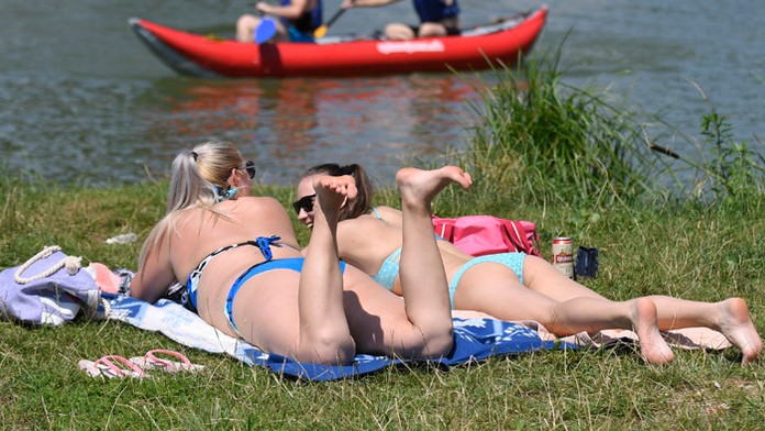 Nečakaný bozk priamo v kancelárii.