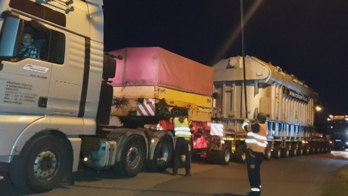 Preprava ťažkého transformátora.