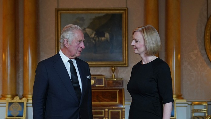 Kráľ Karol III. a premiérka Trussová