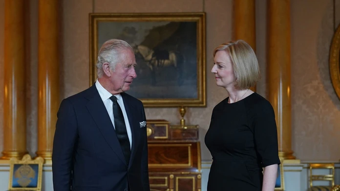 Kráľ Karol III. a premiérka Trussová