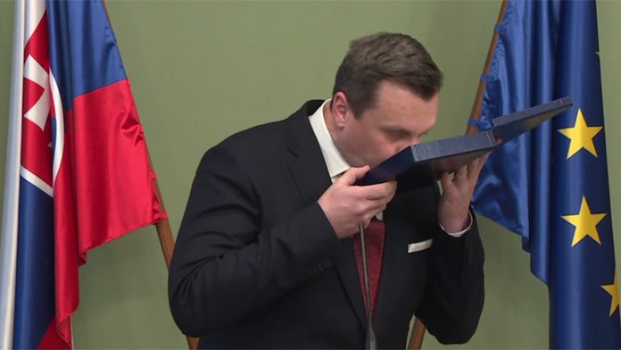 Predseda parlamentu Andrej Danko bozkáva výložky hodnosti kapitána.