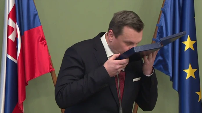 Predseda parlamentu Andrej Danko bozkáva výložky hodnosti kapitána.