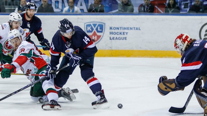 Zľava Fiodor Malychin (Kazaň), Žiga Jeglič (Slovan) a brankár Barry Brust (Slovan) v zápase Slovan Bratislava - Ak Bars Kazaň.