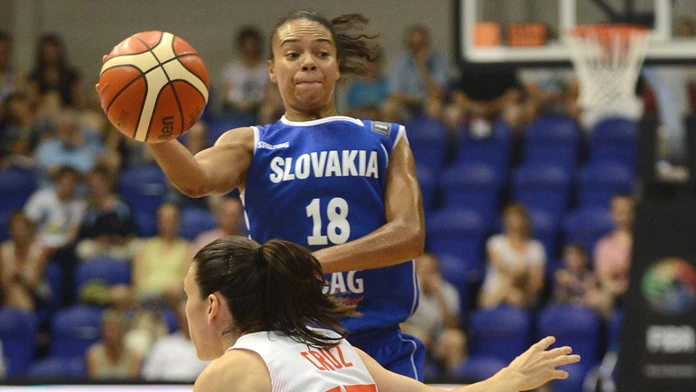  Kristi Toliverová (v pozadí) a hráčka Španielska Anna Cruzová.