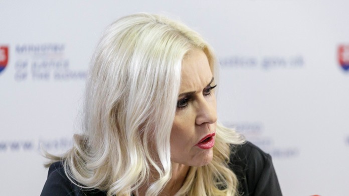 Na snímke z 19. januára 2014 Tomáš Tatar (21) oslavuje gól Niklasa Kronwalla (55) do bránky Los Angeles Kings.