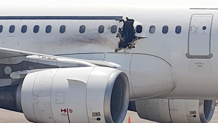 Na snímke diera v trupe lietadla Airbus A321 somálskej spoločnosti Daallo Airlines.
