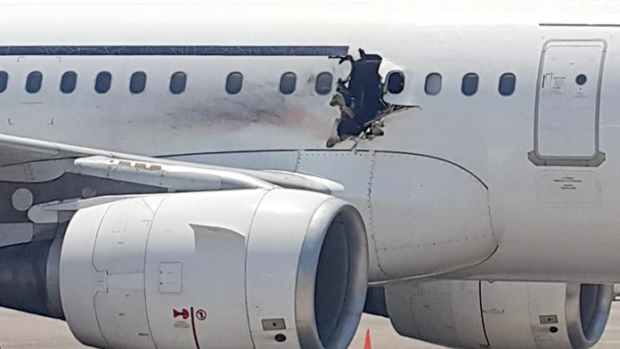 Na snímke diera v trupe lietadla Airbus A321 somálskej spoločnosti Daallo Airlines.