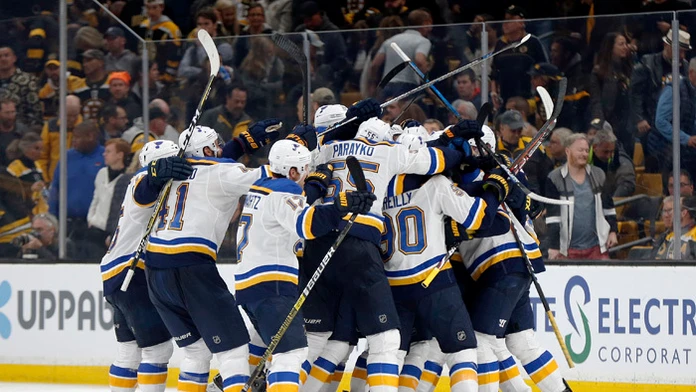 Radosť hráčov St. Louis Blues po vyrovnaní finálovej série Stanleyho pohára.