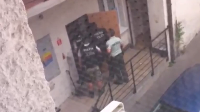jjB2.policajne_komando_vtrhlo_do_azyloveho_domu.jpg