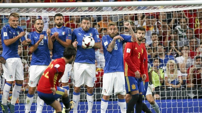Isco (Španielsko) strieľa z priameho kopu gól do siete Buffona (Taliansko).