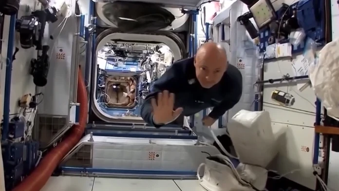 Astronaut vo vesmíre