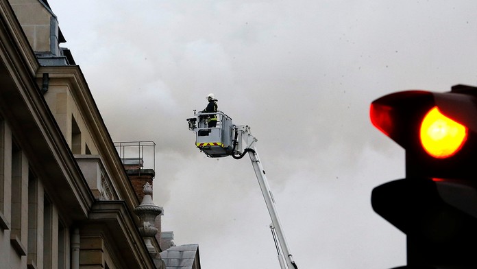 Požiar strechy luxusného hotela Ritz v Paríži.