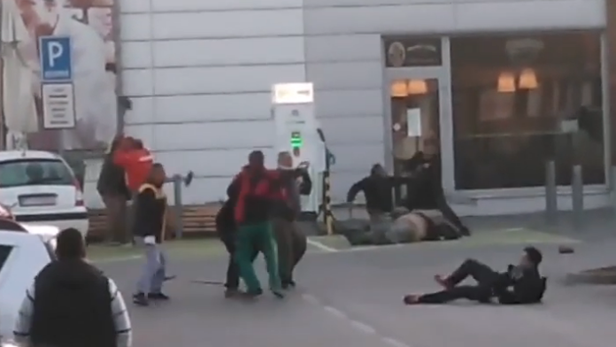 Sprava Oskar Lindblom a Carter Hart oslavujú gól proti Torontu.