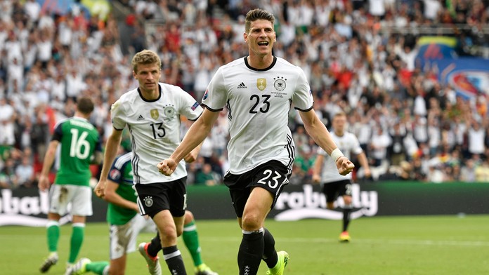 Strelec jediného gólu v zápase Nemecka so Severným Írskom bol Mario Gomez.