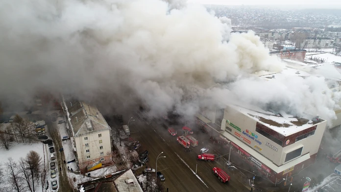 Dym stúpa z budovy nákupného centra.