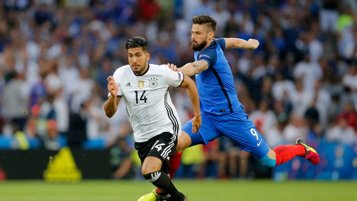 Francúz Olivier Giroud (vpravo) a Nemec Emre Can v súboji o loptu v semifinále ME.