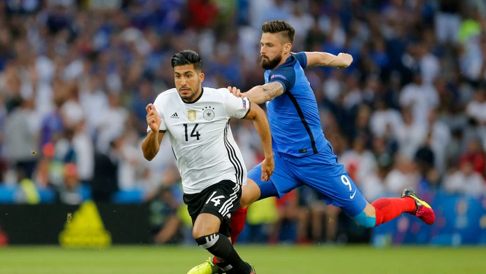Francúz Olivier Giroud (vpravo) a Nemec Emre Can v súboji o loptu v semifinále ME.