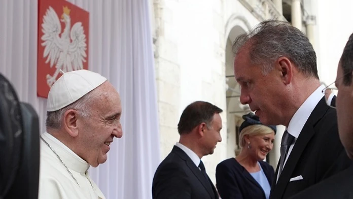 Prezident SR Andrej Kiska počas stretnutia s pápežom Františkom v poľskom Krakove.